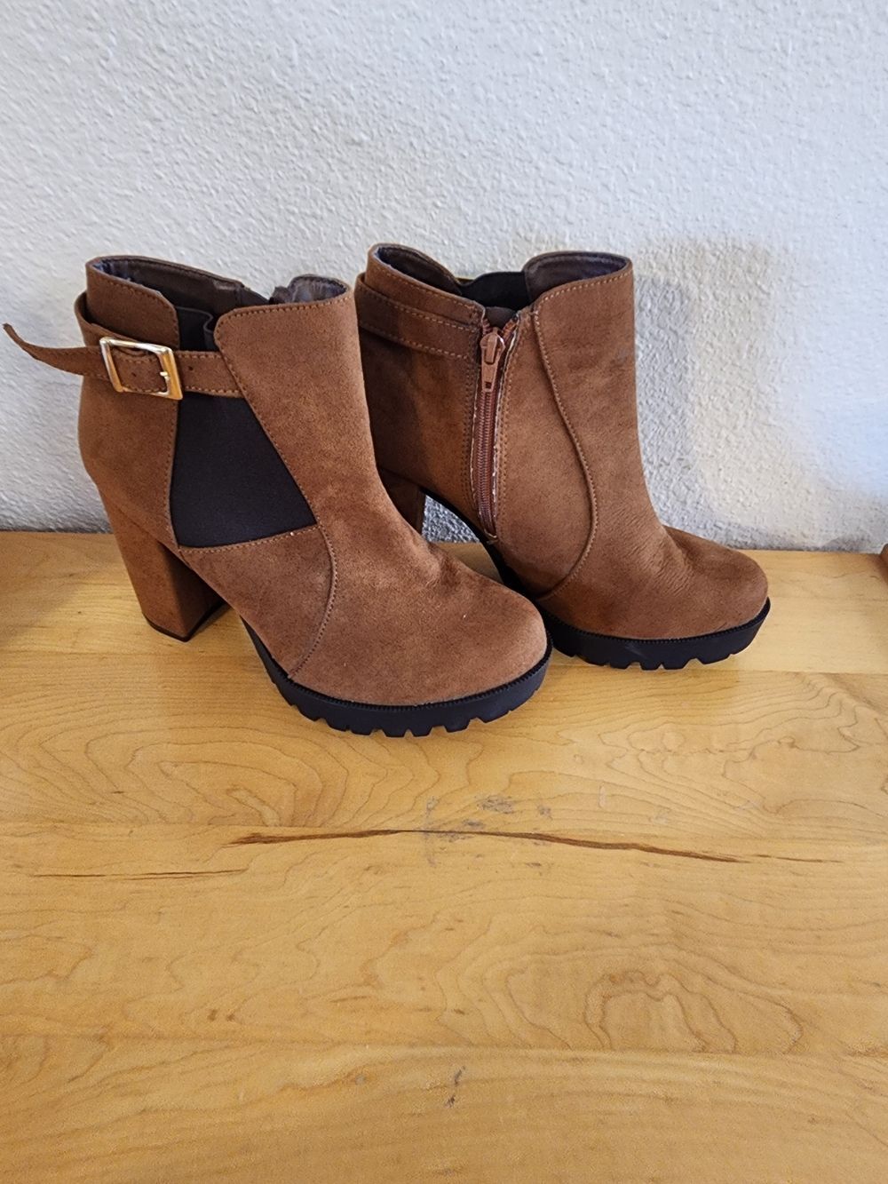 Frida  Women's Brown Suede Ankle Booties with Block Heel SIZE 9